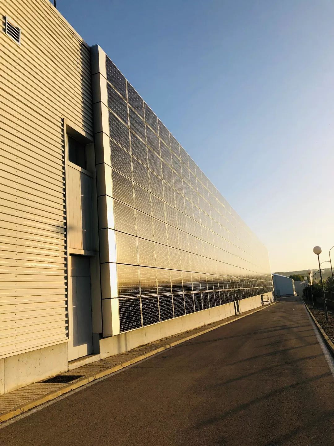 High-Quality Flexible Photovoltaic Solar Panels Are Installed in Large Areas Outdoors Using Photovoltaic Support Solar Energy Storage Batteries